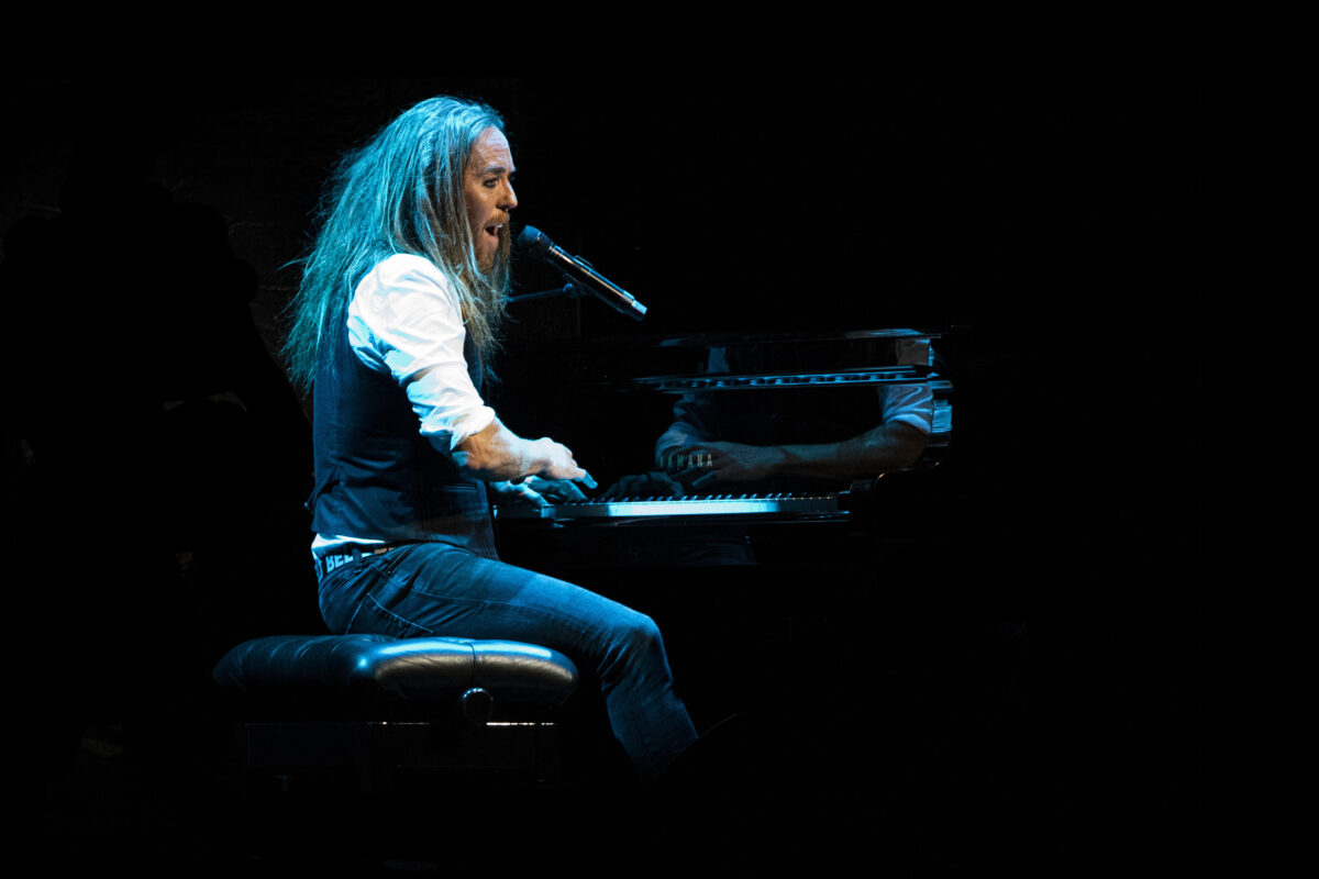 013-Tim-Minchin-on-Piano-blue-lighting.jpg